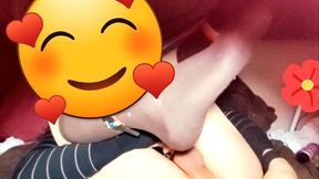 joven se cree mujercita jugando con pene en su anovagina. ella necesita quien la llene de semen pero esta sola