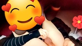 joven se cree mujercita jugando con pene en su anovagina. ella necesita quien la llene de semen pero esta sola