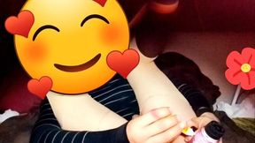 joven se cree mujercita jugando con pene en su anovagina. ella necesita quien la llene de semen pero esta sola