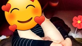 joven se cree mujercita jugando con pene en su anovagina. ella necesita quien la llene de semen pero esta sola