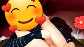 joven se cree mujercita jugando con pene en su anovagina. ella necesita quien la llene de semen pero esta sola