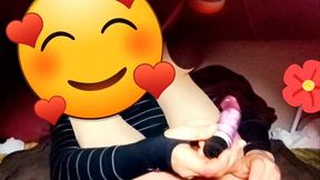 joven se cree mujercita jugando con pene en su anovagina. ella necesita quien la llene de semen pero esta sola