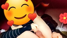 joven se cree mujercita jugando con pene en su anovagina. ella necesita quien la llene de semen pero esta sola