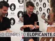 Elo Podcast le hace masajes en la cola a Lizzy en el cuarto picante