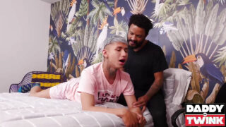 Fellation, éjaculation, gorge profonde, léchage, bites, papa &#8211; Archi Gold, maigre, se fait sodomiser par un homme noir.