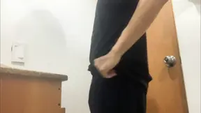 Een hete blond MILF betrapt haar vriendje terwijl hij een pakje aftrekt en geeft hem een diepgrondoogje.