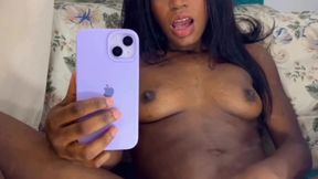 Streamer touches herself in the mirror and leaves everything very wet