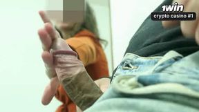 Uma mulher madura faz um boquete num estranho na sala de espera do dentista.