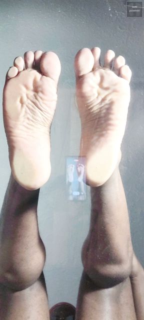 Display my soles on the glass table (2026)