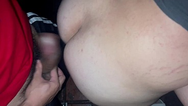 Comendo o no rabo branco do urso gostoso nas cabines glory hole