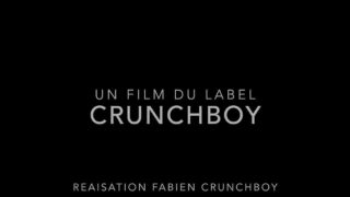 Action amateur à cru avec l'amateur français Jess Royan suçant des bites avant que Koldo Goran et Chucho Martin ne lui enfoncent le poing dans le cul.