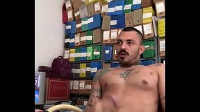 Tatuado batendo uma
