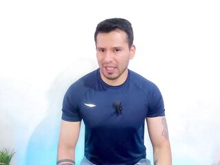 Hombre Cuabano hetero dotado de 25cm permite que masajista de pies le de sexo fellatio hasta correrse
