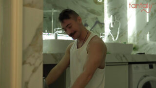 火辣三人行，18岁金发业余少女接受一对夫妇的肛交和口交