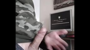 une bonne branlette en claquant mes couilles sur la table,