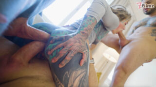 Những dương vật khổng lồ tàn phá hai cô gái Ý mảnh mai Anuskatzz và Kat trong một cuộc thác loạn tình dục tập thể qua đường hậu môn, bao gồm cả màn oral sex, tư thế cưỡi ngựa và thâm nhập kép.