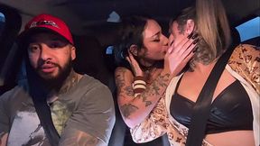 Motorista de aplicativo pega uma passageira que acabou de completar a maior idade 18 anos novinha ! N&atilde_o aguentou teu deu um presente chupando os peitos durinho e pequenos at&eacute_ gozar no banco