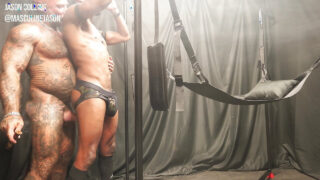 Американец Джейсон Коллинз с татуировкой медведя трахается в задницу, большой член