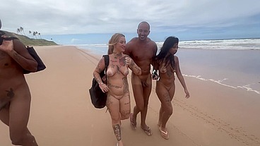 Esses três pirocudos chamou eu e minha amiga na praia, com boas intenções