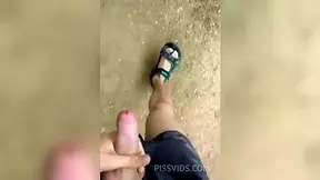 Masturbando na rua - PissVids