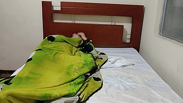 Madrastra: Entra a mi cuarto para ver si estaba Enfermo y le da una PASTILLA equivocada su hijastro tiene una erección ella termina fallándoselo para bajar su excitación