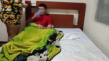 Madrastra: Entra a mi cuarto para ver si estaba Enfermo y le da una PASTILLA equivocada su hijastro tiene una erección ella termina fallándoselo para bajar su excitación