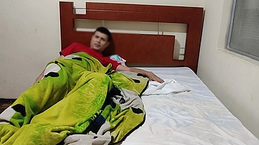Madrastra: Entra a mi cuarto para ver si estaba Enfermo y le da una PASTILLA equivocada su hijastro tiene una erección ella termina fallándoselo para bajar su excitación