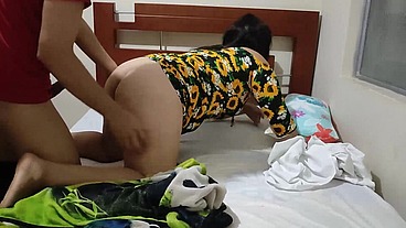 Madrastra: Entra a mi cuarto para ver si estaba Enfermo y le da una PASTILLA equivocada su hijastro tiene una erección ella termina fallándoselo para bajar su excitación