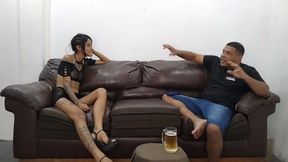 no sofa, com leo ogro lillian revela que o maior arrependimento. foi ter namorado e que o lugar mais legal ja transou foi em cima de uma laje na comunidade da rocinha.