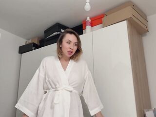 Мачеха застряла на диване, я не знал как ей помочь