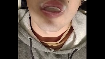 Helena trans brinca com o esperma na boca enquanto mostra o rosto de femboy pela primeira vez