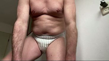 Neo'_s wetting his diaper