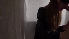 Öffentlicher Blowjob in einem Einkaufszentrum - Amateur Deutsches College -