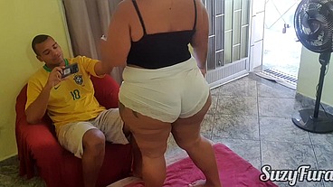 ENQUANTO O MARIDO TRABALHA, O VIZINHO ATENDE À MULHER