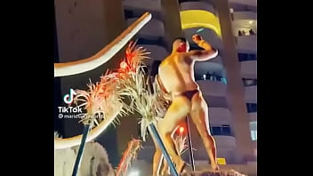 Hombre stripper en el carnaval de Mazatl&aacute_n