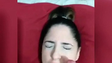 Les dejo nuevo videito chupandola y recibiendo toda la lechita en la boca y la cara!??