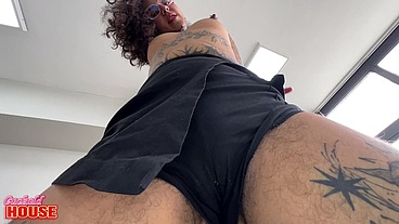 Homem de pau grande enfiando tudo no cú peludo de uma morena bem safada