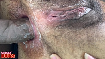 Homem de pau grande enfiando tudo no cú peludo de uma morena bem safada