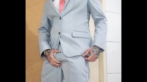 Barbudo de terno gozando