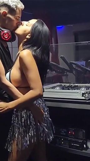 At the End of the Carnival Party, the Dj Was Looking at Me and I Couldn't Resist, I Went to Give It to Him in the Booth!!