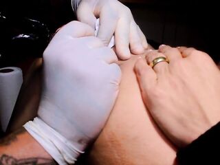 Lascivious floozy goes to the tattoo studio and gets a tattoo on her booty like Anitta's