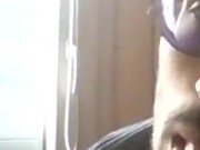 Jean-benjamin présente un gateau