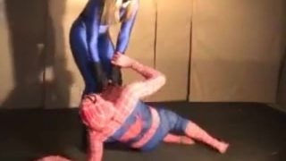 Vrouwelijke schurk in cosplay overmeestert Spiderman en vernedert hem.