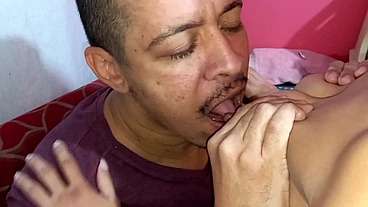 velho ordenhando meus peitinhos bebeu meu leite materno e socou na minha xoxotinha