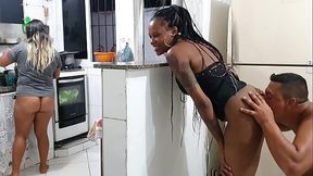 Morando com o inimigo !!! Fodi gostoso a melhor amiga da esposa na cozinha e a corna nem percebeu . Paty Bumbum