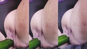 regarde moi en train d enfoncer ce concombre dans ma chatte , ecoute moi ...