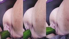 regarde moi en train d enfoncer ce concombre dans ma chatte , ecoute moi ...