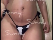 Bailando un poco para ti, en traje de baño