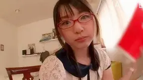 Chica asiática joven y sexy chupando verga con pasión ferviente