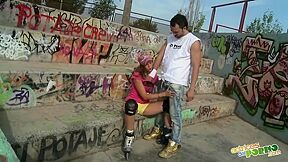 Con Los Patines Puestos Y Las Bragas Por Las Rodillas